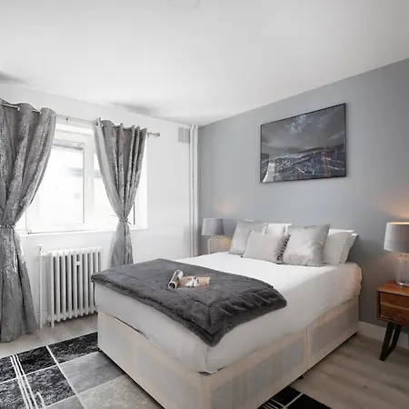 Spacious 4 Bedroom House Next To Kensington Palace Appartement Londen