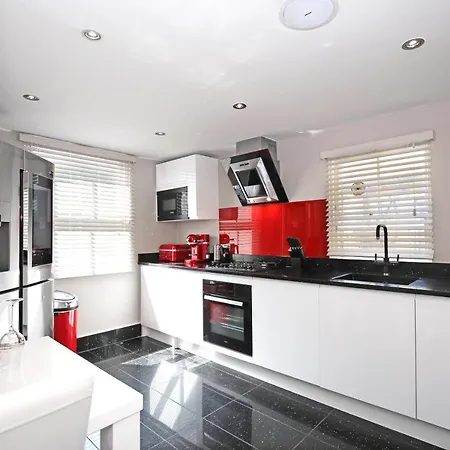 Modern Bedroom In !! Homestay *
