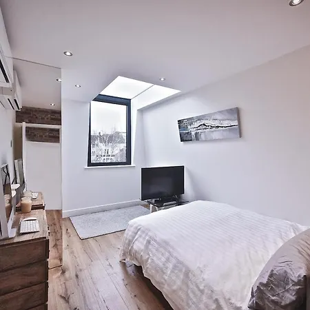 Modern Bedroom In !! London