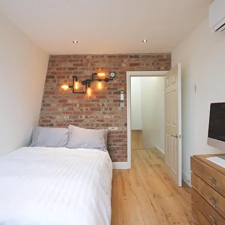 Modern Bedroom In !! Homestay London