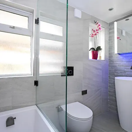 Modern Bedroom In !! Δωμάτια σε οικογενειακή κατοικία *