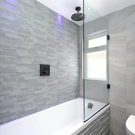 Modern Bedroom In !! London