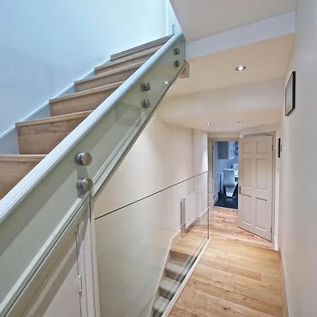 Modern Bedroom In !! London