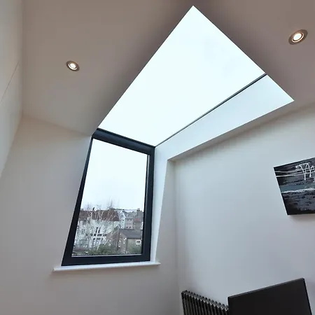 Modern Bedroom In !! Homestay London