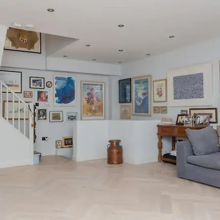 Contemporary 2 Bedroom House In Vibrant Shepherds Bush London