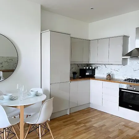Modern And Light 2 Bed Flat In Sw2 London