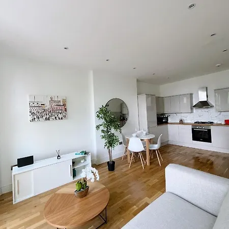 Modern And Light 2 Bed Flat In Sw2 *