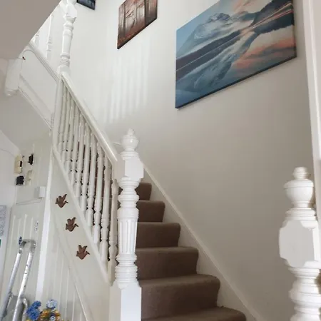Amazing 6 Bedroom House With Free Parking On Site.