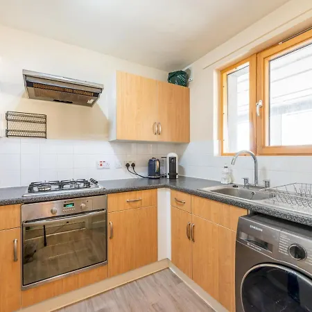 Pass The Keys Cozy With Private Balcony In Whitechapel Appartement