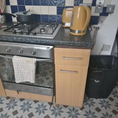 Budget Shared Bathroom * London