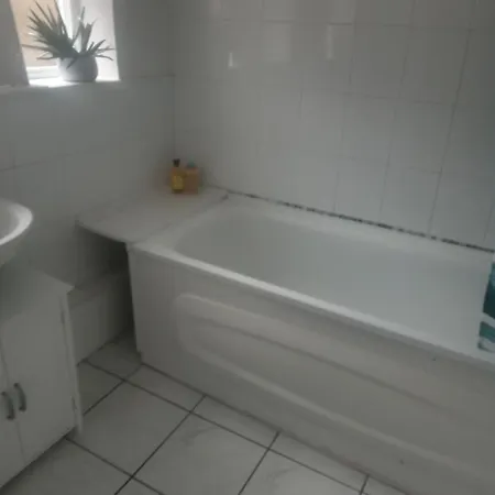 Apartment Budget Shared Bathroom *