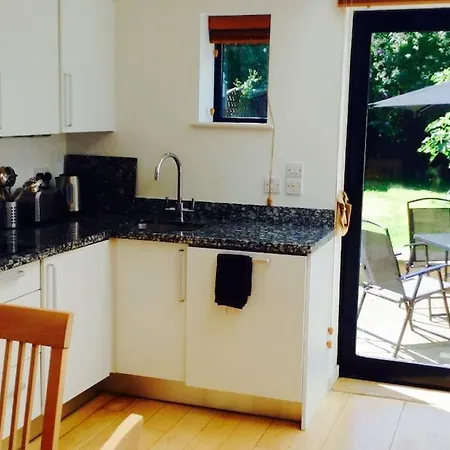 Garden Flat, Wimbledon & Parking, Close To Tennis