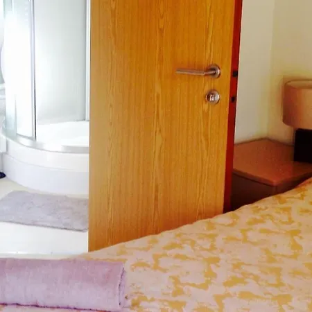 Garden Flat, Wimbledon & Parking, Close To Tennis London