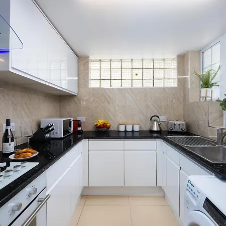 Spacious 4 Bedroom House Next To Kensington Palace * Londen
