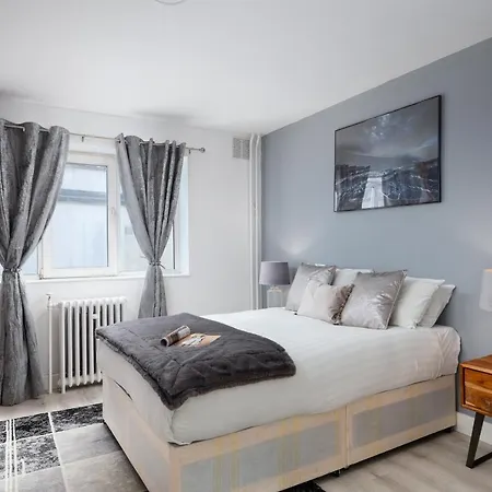 Spacious 4 Bedroom House Next To Kensington Palace Londen