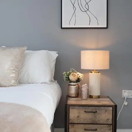 Spacious 4 Bedroom House Next To Kensington Palace Appartement Londen