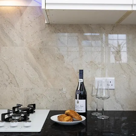 Spacious 4 Bedroom House Next To Kensington Palace Appartement