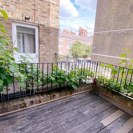 Apartment Chelsea Terrace: Traditional Flat With Balcony