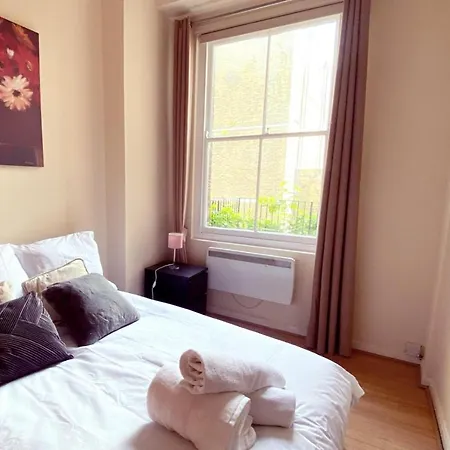 Apartment Chelsea Terrace: Traditional Flat With Balcony *