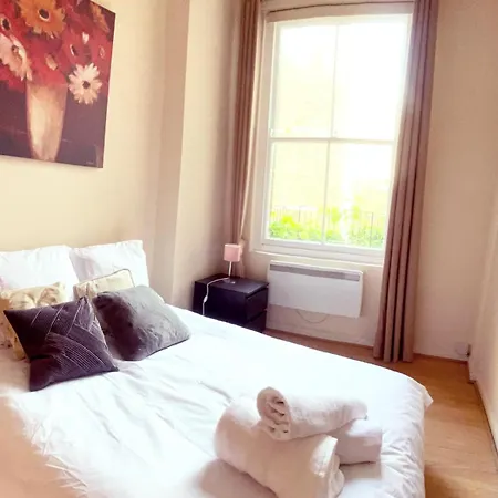 Apartment Chelsea Terrace: Traditional Flat With Balcony