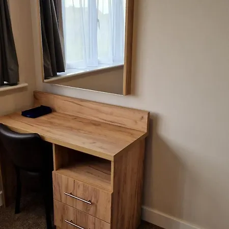 Western Northfields Ealing 3* London