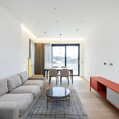 Apartment Luxurious Apartments In London, Sk London