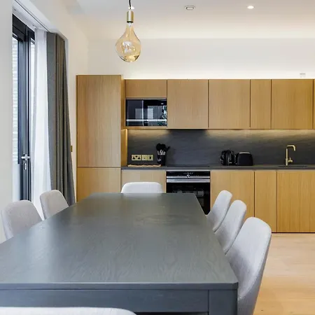 Apartment Luxurious Apartments In London, Sk *