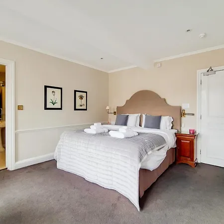 Knightsbridge Roof Garden Hotel 3*
