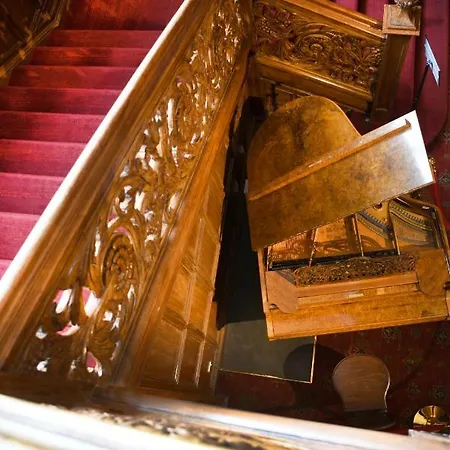 Warren House Kingston upon Thames (Greater London)
