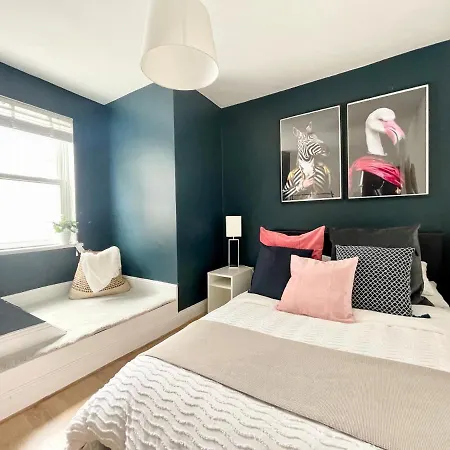 *new* Beautiful 2 Bedroom House In Location *
