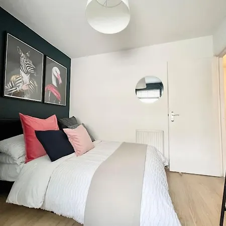 *new* Beautiful 2 Bedroom House In Location