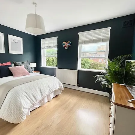 *new* Beautiful 2 Bedroom House In Location