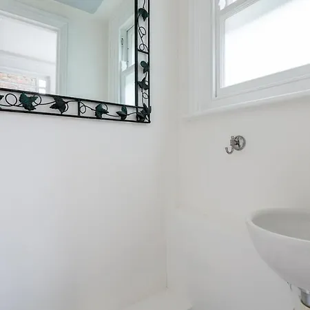 Two Bed Notting Hill Gem