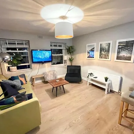 *new* Beautiful 2 Bedroom House In Location Apartment