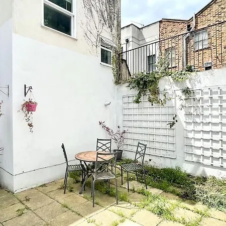 *new* Beautiful 2 Bedroom House In Location Apartment