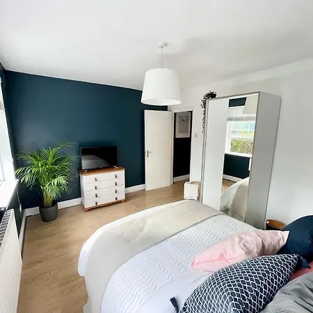 *new* Beautiful 2 Bedroom House In Location * London