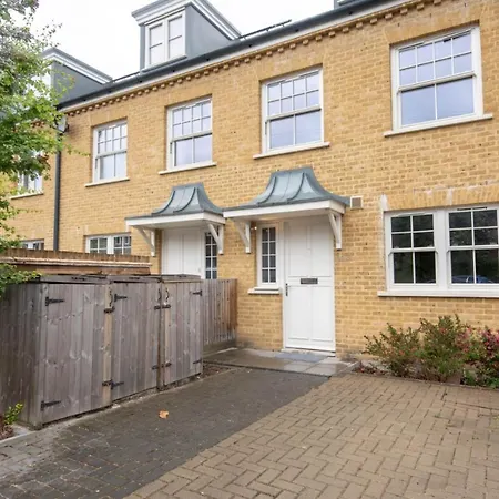Holiday home Lovely 4 Bed With Ensuite Free Wifi Off Street Parking In Sutton *