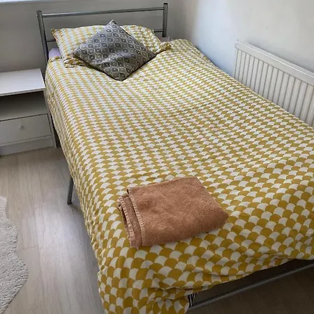 Renovated 4 Bed Flat In Islington London