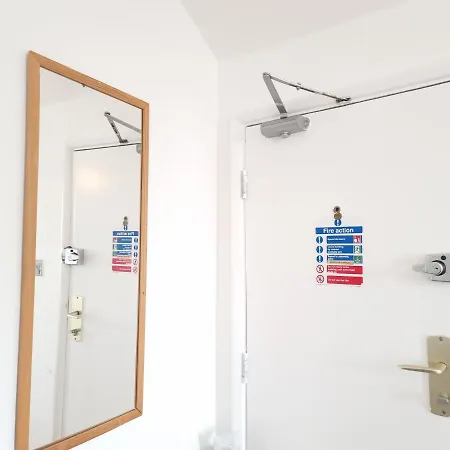 Apartment F20- 4th Floor Studio Fits 2 Near Paddington