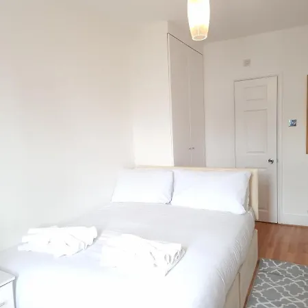 F20- 4th Floor Studio Fits 2 Near Paddington