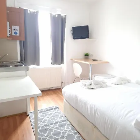 F20- 4th Floor Studio Fits 2 Near Paddington *
