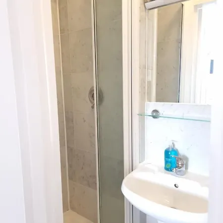 F20- 4th Floor Studio Fits 2 Near Paddington * London