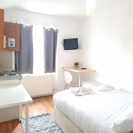 F20- 4th Floor Studio Fits 2 Near Paddington Apartment *