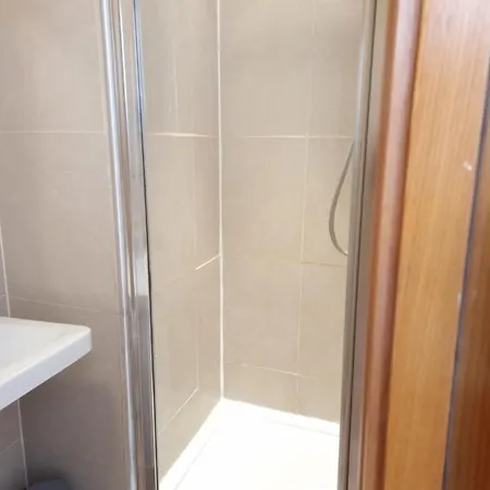 F302- 3rd Floor Studio Fits 2 Near Hyde Park London