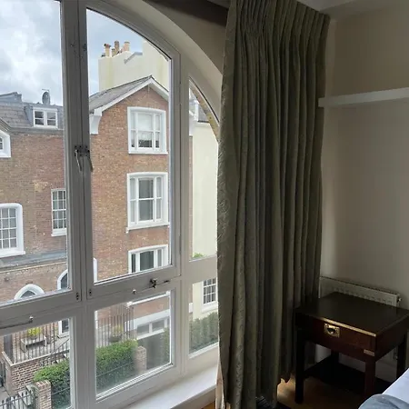 Serene Townhouse With Parking Holiday home *