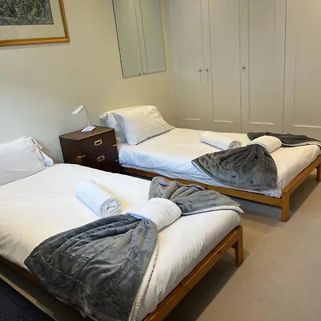 Serene Townhouse With Parking Holiday home London