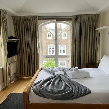 Serene Townhouse With Parking *