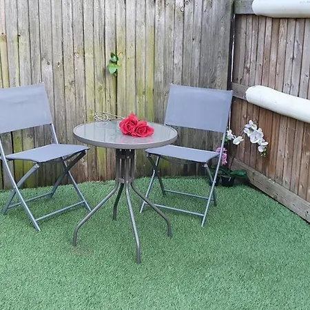 Apartment Trendy, Modern Garden Posh Peckham London