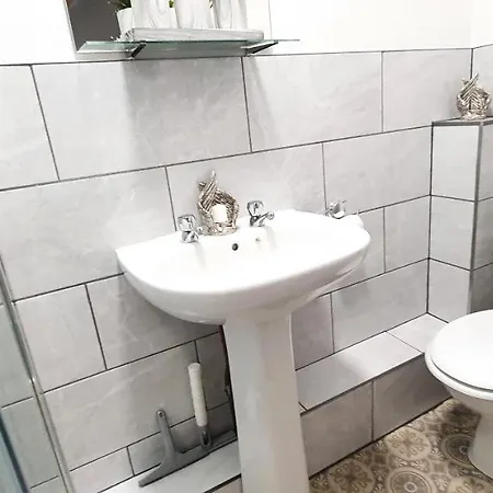 Trendy, Modern Garden Posh Peckham Apartment