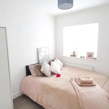 Trendy, Modern Garden Posh Peckham Apartment *